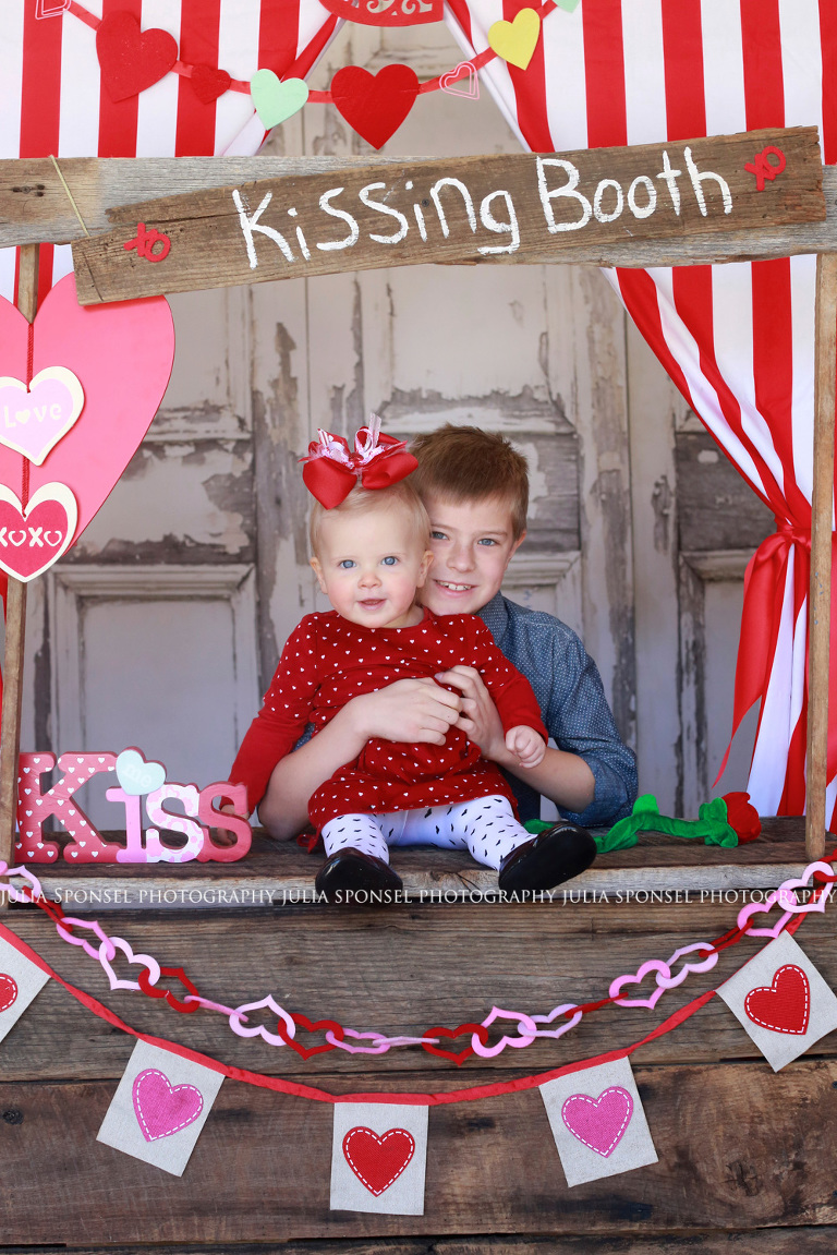kissing-booth-valentines-mini-frisco-photographer