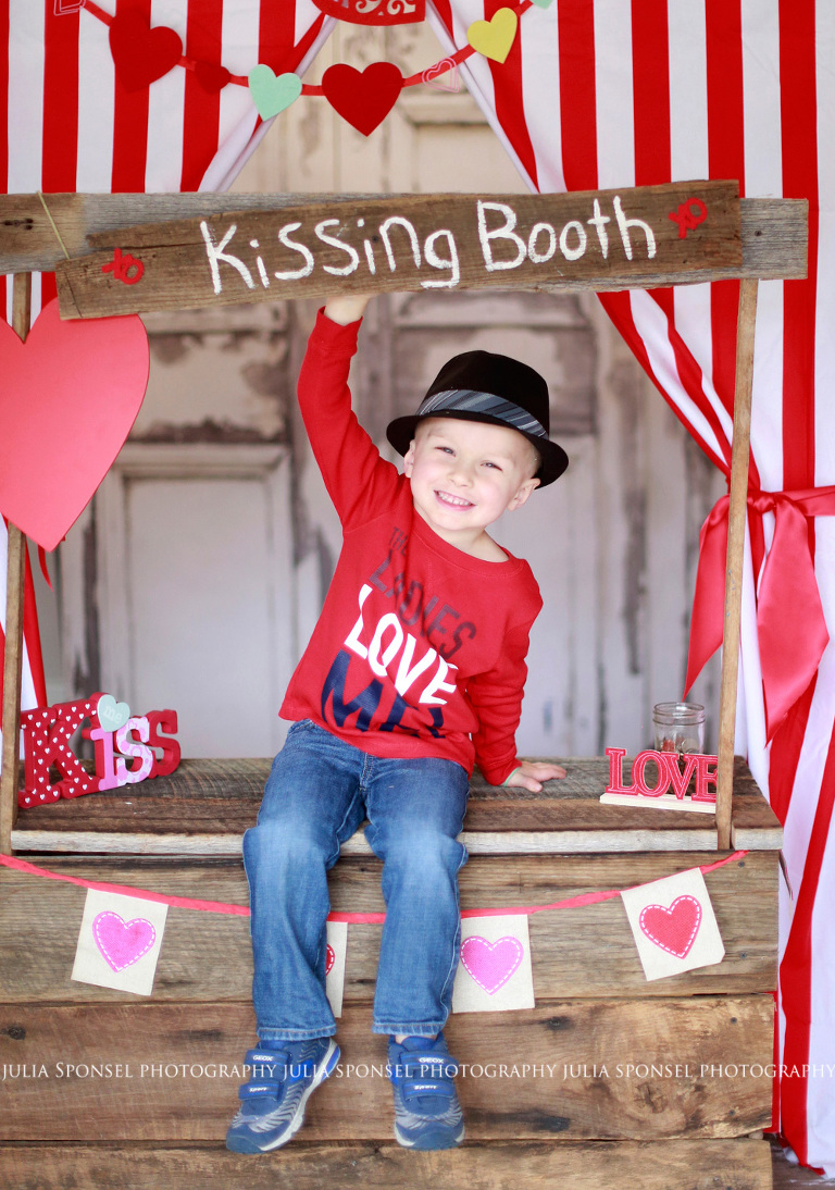 kissing booth mini session frisco photographer