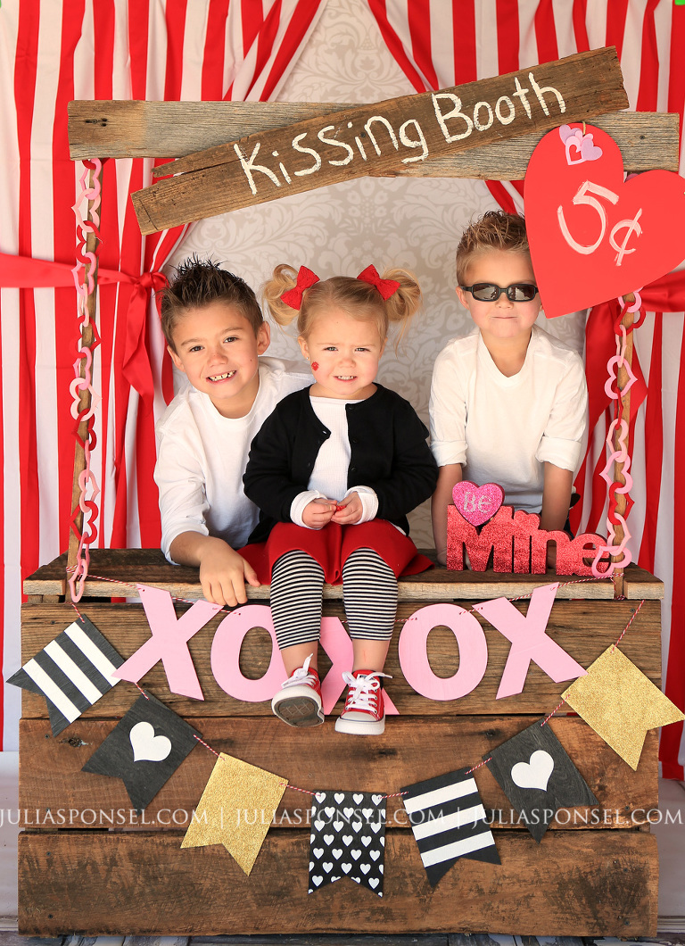 mini-session-valentine-kissing-booth